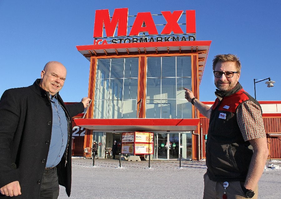 Joe Formgren och Johan Karlsson, ICA Maxi visar var Gästriklands största digital signage kommer att