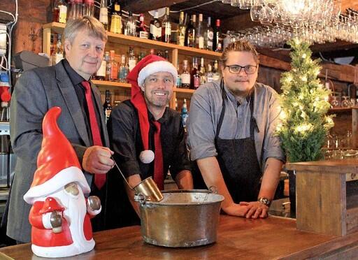 Yngve, Johan och Leif välkomna julbordsgäster på Axmar Brygga.