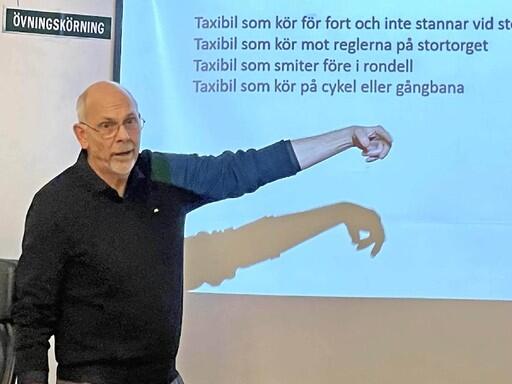 Pär Ramberg utbildar i varumärket i trafiken.