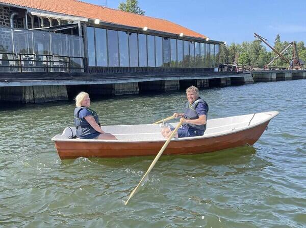Axmar Brygga lånar ut roddbåtar gratis till sina husbilsgäster.
