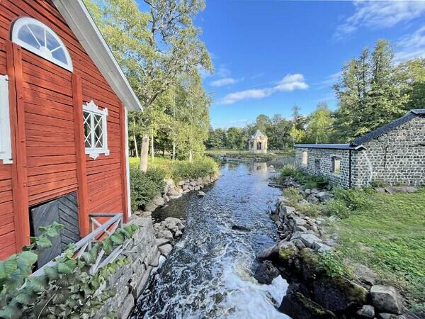 Lusthuset i Engelska parken är en av de ovanliga sevärdheterna mitt i Sverige.