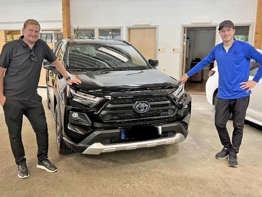 Leverans av svart Adventure RAV4 Hybrid