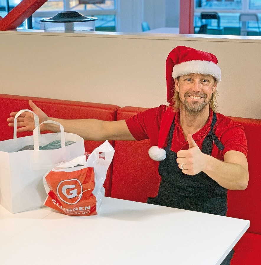 Johan Björklund på Gluggen levererar "Heta Kassen" fylld med julmat inför julafton.