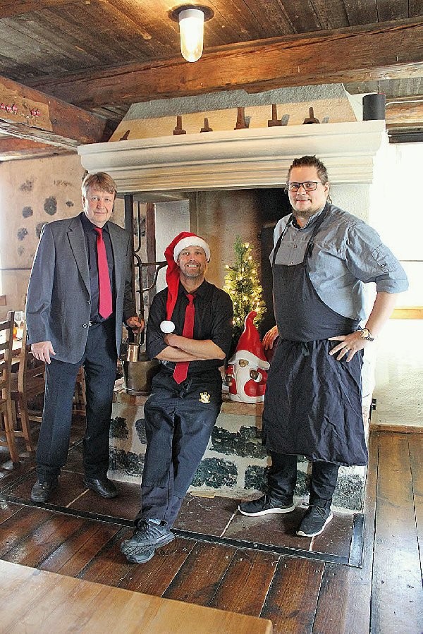 Yngve Persson, Johan björklund och Leif Klövstedt örbereder årets julbord.