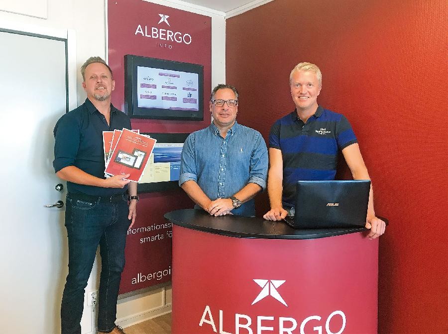 Calle Sundell, Leif Hammar och Joakim Pettersson expanderar Albergo med den digitala trapphusskärmen
