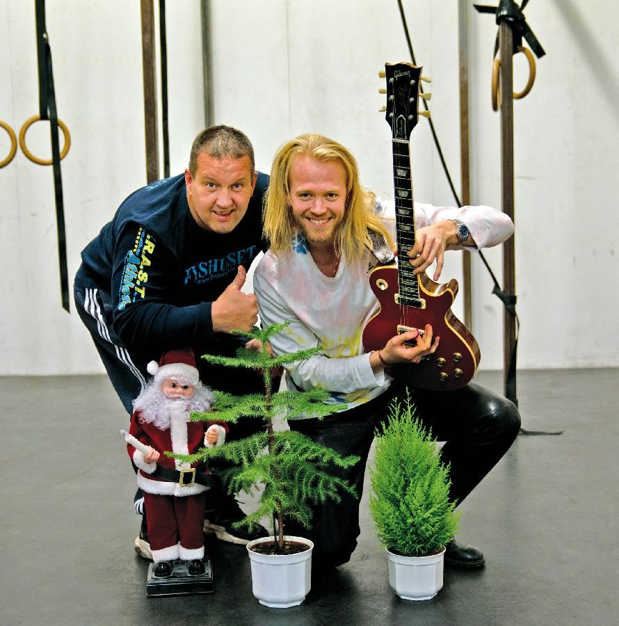 Anders T Bergström och Joel Svenson släpper årets starkaste julsång.