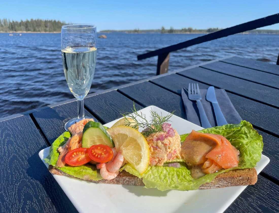 Godaste mackan i Sverige -serveras på Axmar Brygga i sommar.