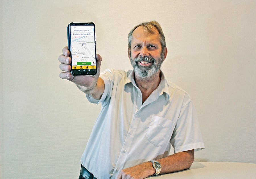 Trafikledare Peter Jansson visar Gävle taxis nya app.