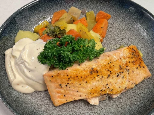 Fredagstipset: Laxfilé med rostade grönsaker, smör samt dill potatis och citroncremé​