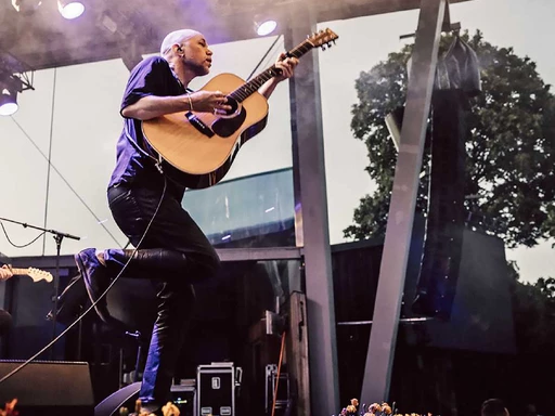 Musikkväll med Tomas Andersson Wij i Axmar bruk i sommar