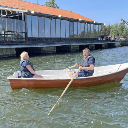 Husbilsgäster får låna roddbåt vid Axmar Brygga