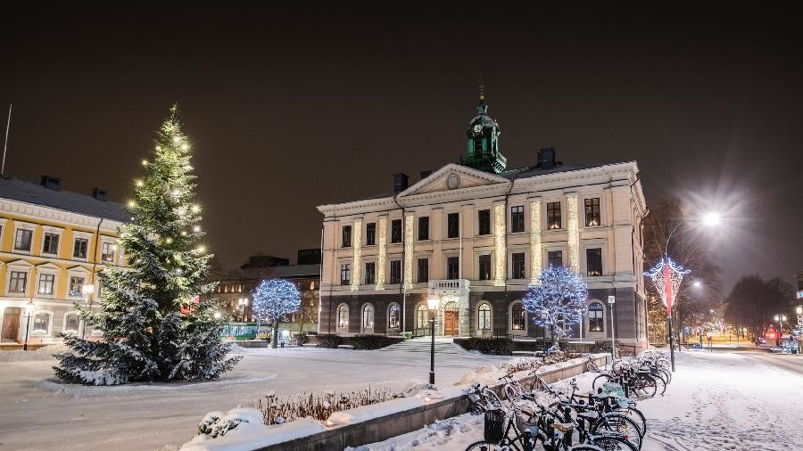 Rådhuset vintertid med snö och en julgran.