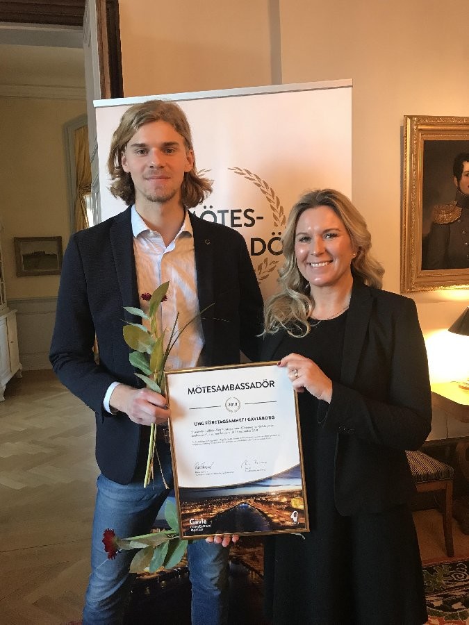 Oskar Simryd och Anna Leima tar emot utmärkelsen för värdskapet av konferensen UF alumni Weekend 201